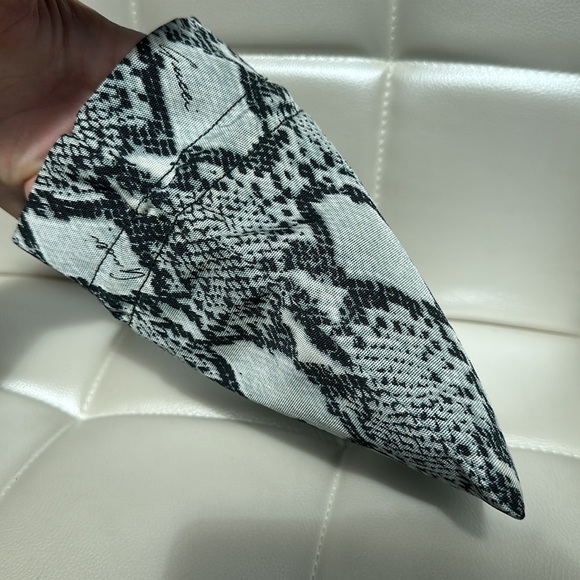 Gucci baby blue and black snakeskin print nylon wristlet clutch pouc - Picture 5 of 11